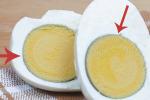 Trứng luộc chín bỗng xuất hiện viền xanh bí ẩn, ăn vào liệu có sinh bệnh?