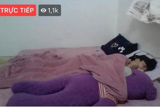 Livestream cảnh 'giường chiếu' suốt 7 tiếng, chàng trai sinh năm 2001 bỗng dưng nổi như cồn