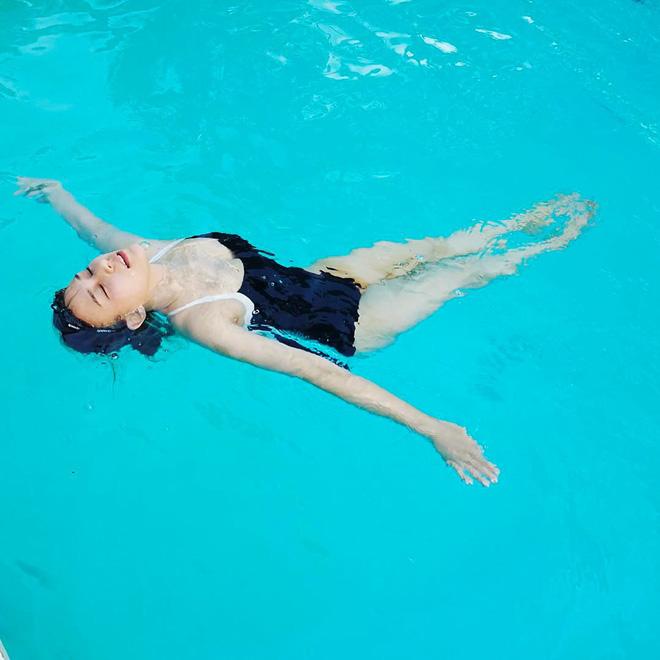 Hiếm hoi khoe ảnh diện bikini, con gái tỷ phú sòng bạc Macau mê mẩn người nhìn với 3 vòng căng đét-6