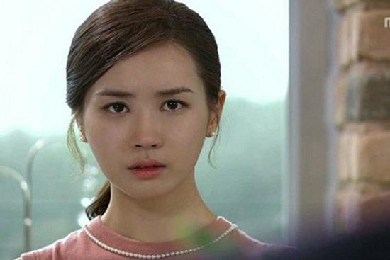 Cô gái trẻ đi khám thai hí hửng gọi video call cho chồng, nhưng nghe thấy giọng nói ấy tôi tái mặt nhận ra sự thật