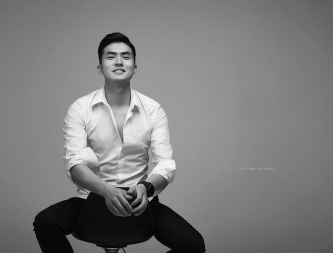 Profile anh thầy đẹp trai livestream dạy học được chú ý trên MXH khiến dân tình xung phong xin slot học chung-4