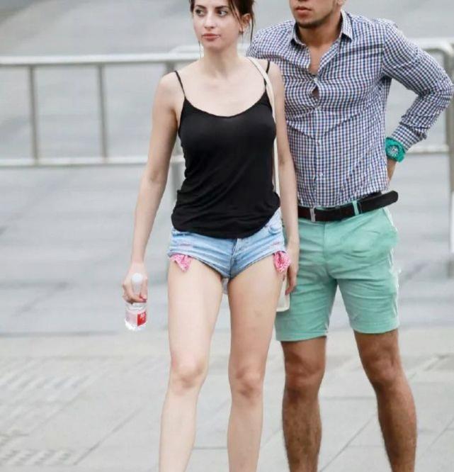 Nhức nhối trước pha mặc quần short ngắn cũn cỡn như nội y của cô gái trên phố-3