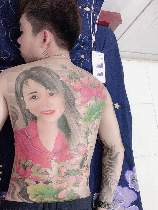 Dàn bố bỉm sữa khiến các mẹ phát cuồng khi xăm chân dung, tattoo sẹo mổ của vợ-4