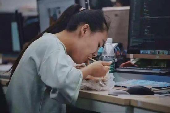 Mới 29 tuổi đã bị ung thư ruột già di căn, cô gái trẻ hối hận vì mỗi ngày đều ăn 3 món 'độc hại' này