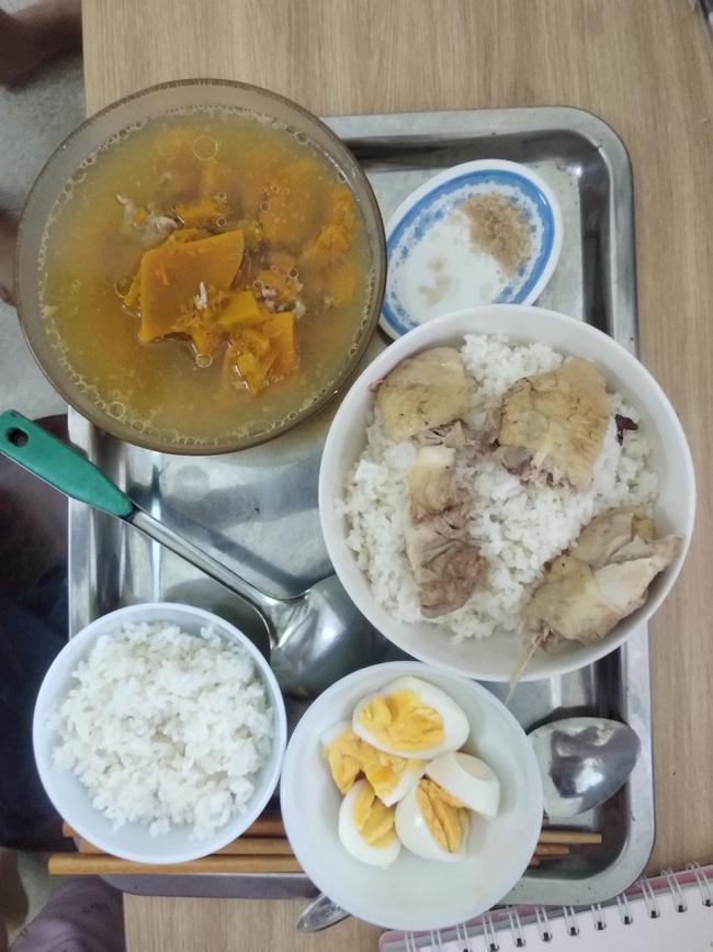 Vợ trẻ khoe mâm cơm chồng nấu sương sương mà hút gần 4k like-3