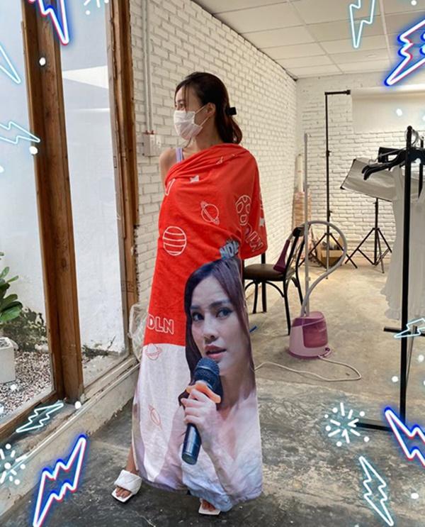 Mở đầu tin sao Việt là hình ảnh Ninh Dương Lan Ngọc bịt kín mặt, trùm chăn in hình cô đang cầm mic hát. Nữ diễn viên chia sẻ: "Người xấu cũng cần được tiêu diệt. Chíu chíu đã có siêu nhân trùm mền".