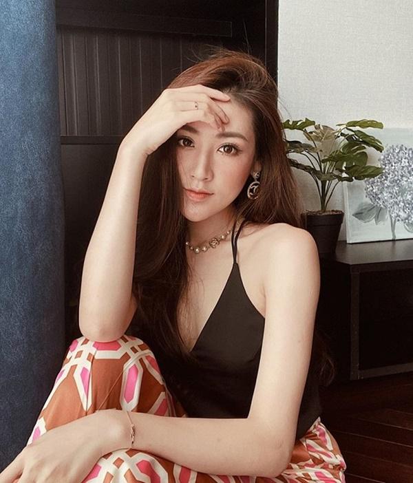 Á hậu Tú Anh chụp ảnh mơ màng khoe vẻ đẹp gợi cảm.
