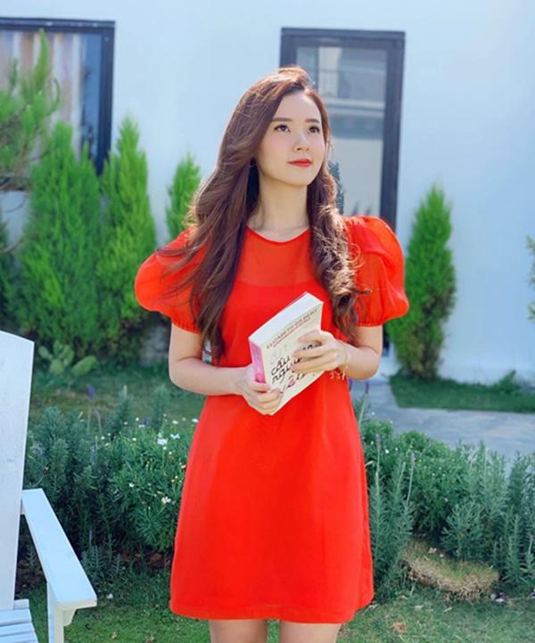 Sau ồn ào bị tố giả tạo, Midu tâm sự: "Tôi không có tham vọng có được cả thế giới. Chỉ muốn có một ngôi nhà nhỏ xinh cùng khu vườn mùa hạ an yên của riêng mình. Chiều chiều có thể ngồi thảnh thơi trước hiên nhà, vừa uống trà vừa ngắm nhìn bầu trời xanh trước mắt, quên đi hết thảy mọi đau khổ, buồn thương".