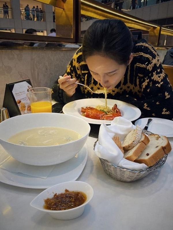 Mai Phương Thúy không ngại đăng ảnh cắm mặt ăn uống.