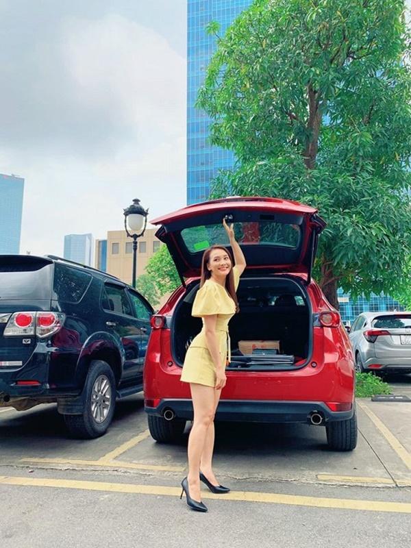 Bảo Thanh tạo dáng sau xe hơi: "Trời xanh, mây trắng, váy vàng nhé".