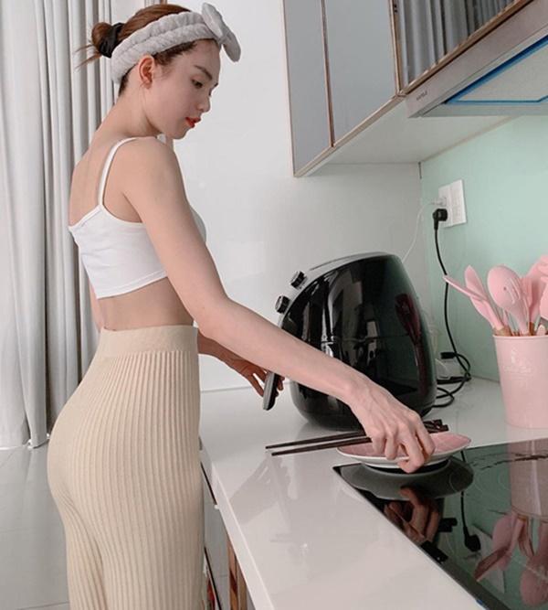 Ngọc Trinh vào bếp nấu ăn nhưng vẫn không quên lên đồ gợi cảm khoe dáng nuột nà.