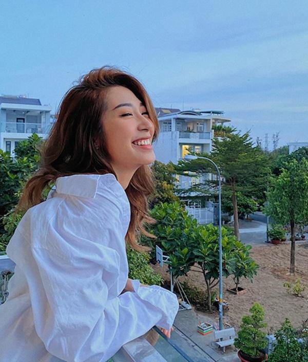 Khổng Tú Quỳnh đăng ảnh cười thả phanh giữa những ngày nghỉ dịch.