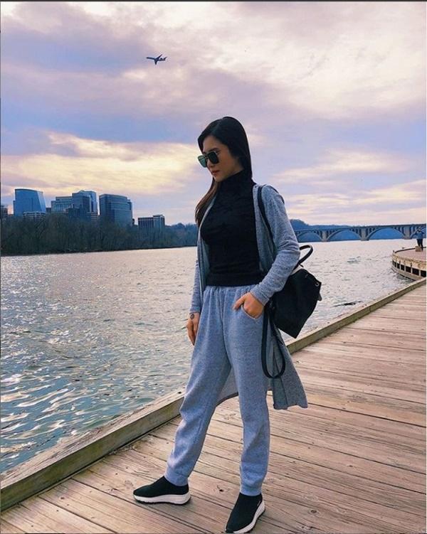 Hương Tràm đi lang thang ở Mỹ với gương mặt nhiều tâm sự.