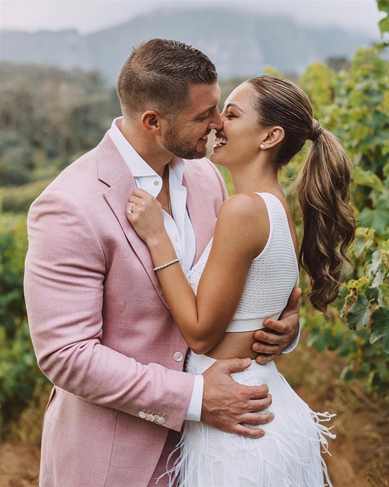 Bản tin Hoa hậu Hoàn vũ 21/4: Đẹp như Phạm Hương mà cũng bị chặt nát-7