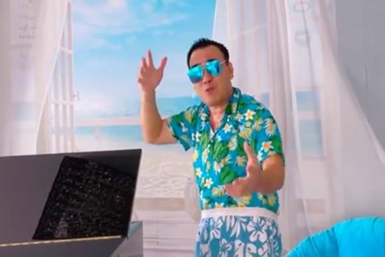 Quyền Linh khoe tài đàn và hát