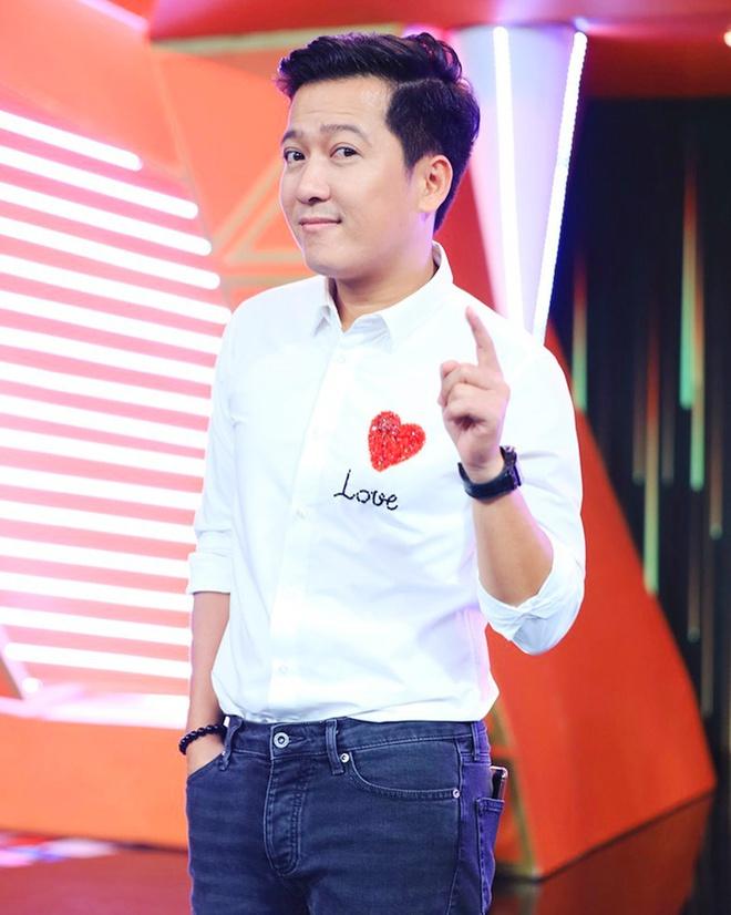 Là một trong những nghệ sĩ đắt show chương trình giải trí và sự kiện của Vbiz, thế nhưng Trường Giang thường xuất hiện với hình ảnh giản dị. Nam danh hài không diện nhiều hàng hiệu, thay vào đó anh mặc áo sơ mi trắng, áo thun tay ngắn kèm suit hay quần jeans cơ bản.