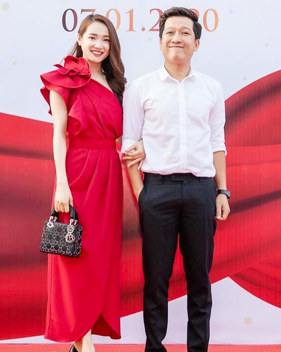 Trường Giang có vóc dáng thấp bé nhưng ít khi mang giày tăng chiều cao, đặc biệt khi sánh bước bên cạnh bà xã Nhã Phương. Anh từng chia sẻ vì muốn vợ mình trở nên nổi bật và thu hút hơn nên chọn cách diện đồ đơn giản, ít màu sắc. Trong những chuyến du lịch nước ngoài, Trường Giang cũng không mua sắm nhiều quần áo để Nhã Phương có thể thoải mái lựa chọn trang phục, túi xách đắt tiền.