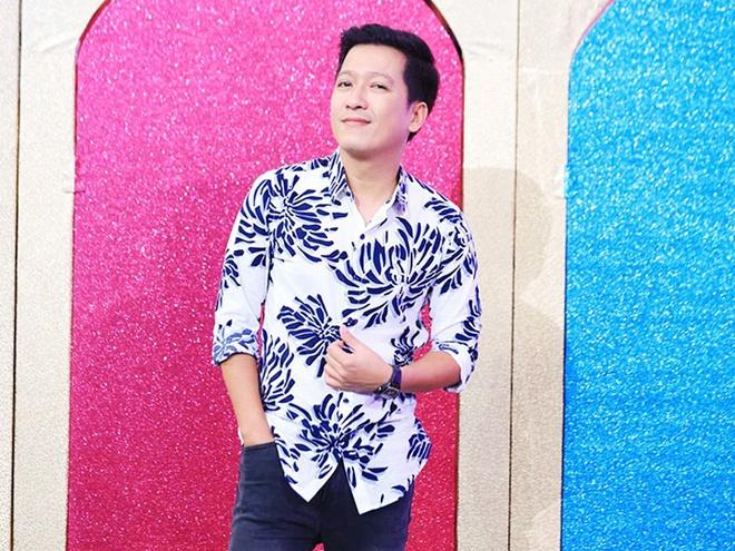 Thỉnh thoảng Trường Giang làm mới phong cách bằng áo sơ mi trắng họa tiết nhưng không quá lòe loẹt. Anh chọn áo có họa tiết trùng màu quần giúp trông trẻ trung, hiện đại hơn.