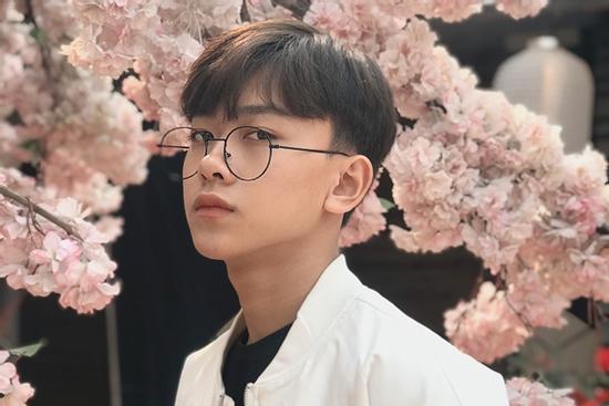 Nam sinh 16 tuổi đẹp trai như idol Kpop sở hữu giọng hát khiến giới trẻ yêu thích