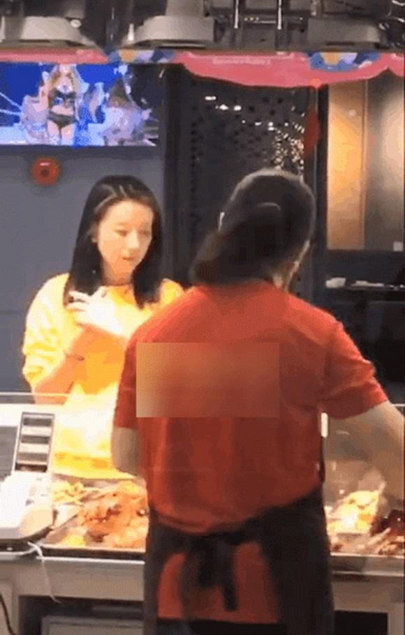 Chúc Anh Đài Đổng Khiết bị chê phờ phạc và thiếu trách nhiệm khi không đeo khẩu trang xuống phố-2