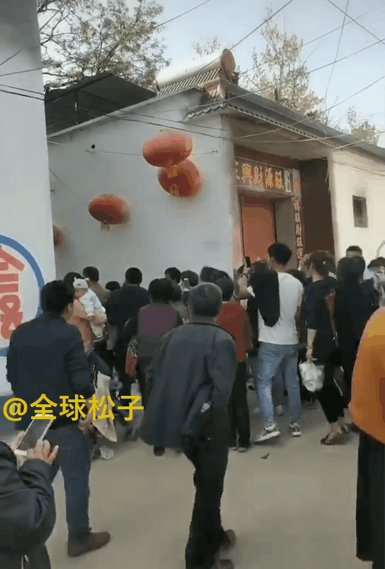 Dân làng vây kín nhà ‘hiện tượng âm nhạc Trung Quốc’-1