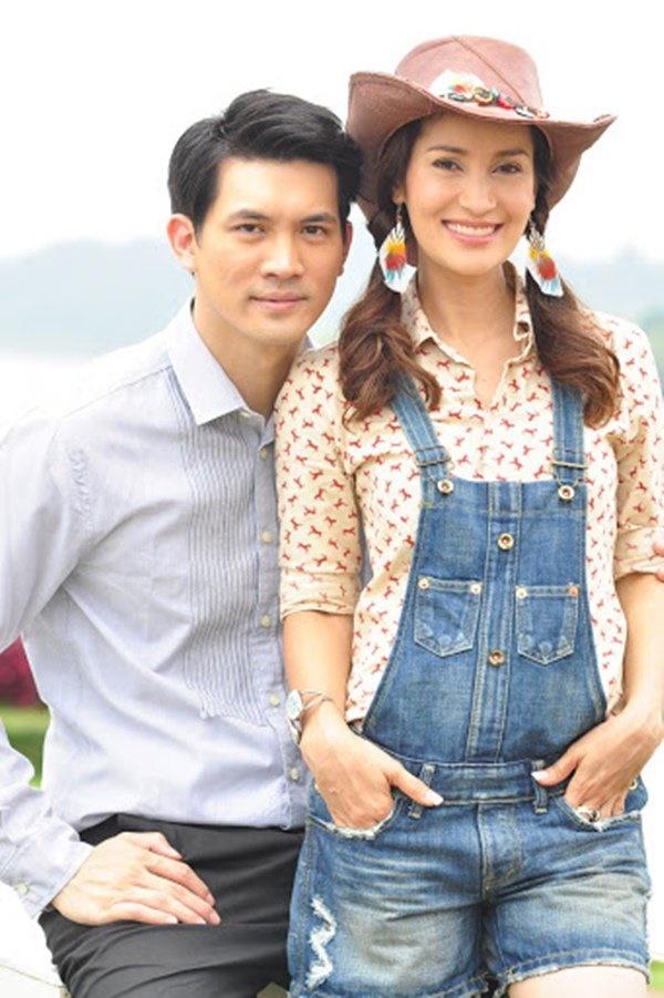Bông hồng lai nổi tiếng nhất Thái Lan 43 tuổi vẫn chưa chịu cưới bạn trai yêu hơn 20 năm-4