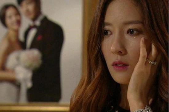 Đón mẹ đẻ lên chăm cháu, tôi uất nghẹn nhìn hành động chồng lén làm sau lưng