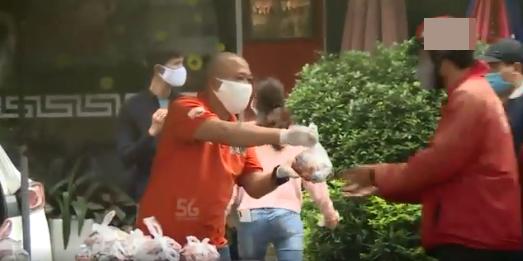 Người đàn ông cãi cùn khi bị phát hiện tham lam, nhiều lần lấy quà từ thiện-3