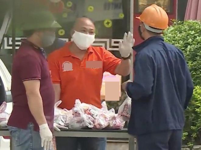 Người đàn ông cãi cùn khi bị phát hiện tham lam, nhiều lần lấy quà từ thiện-1