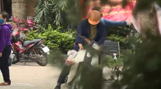 Người đàn ông cãi cùn khi bị phát hiện tham lam, nhiều lần lấy quà từ thiện-2