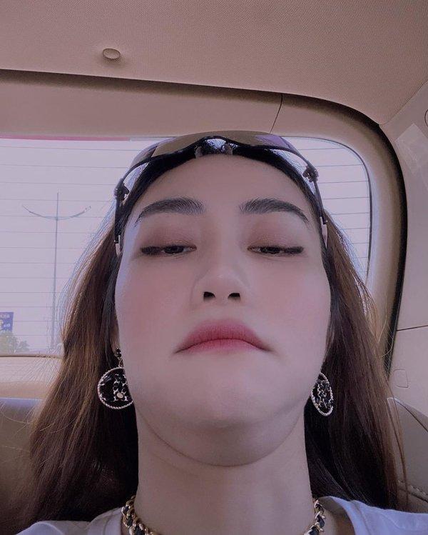 Dân mạng dậy sóng với chiếc cằm đầy nọng lạ lùng của Ngân Khánh-1