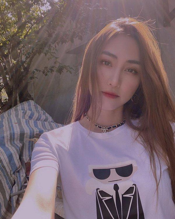 Dân mạng dậy sóng với chiếc cằm đầy nọng lạ lùng của Ngân Khánh-3