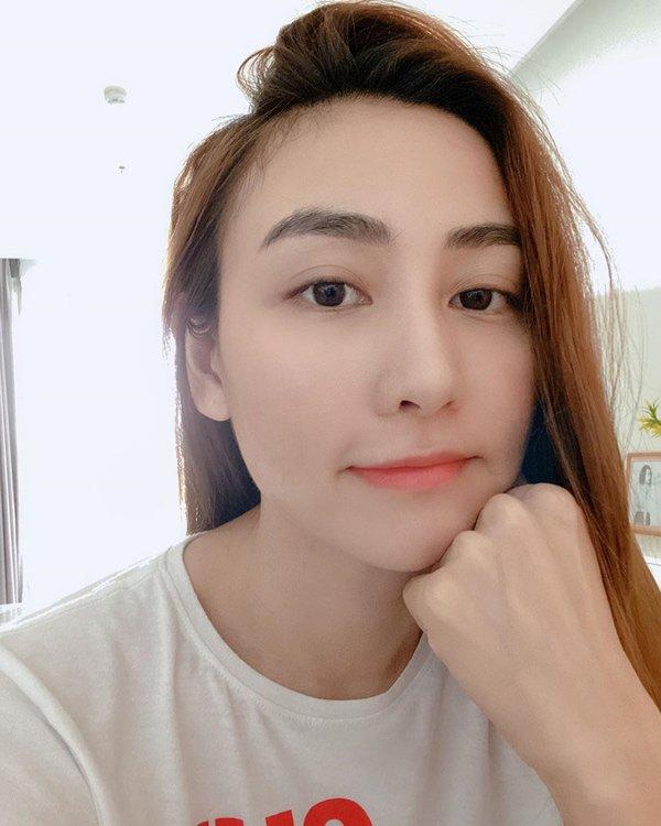 Dân mạng dậy sóng với chiếc cằm đầy nọng lạ lùng của Ngân Khánh-5