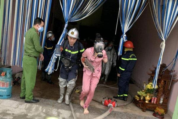 Hà Nội: Cảnh sát cứu 4 người thoát chết trong vụ cháy nhà nghỉ lúc rạng sáng-1