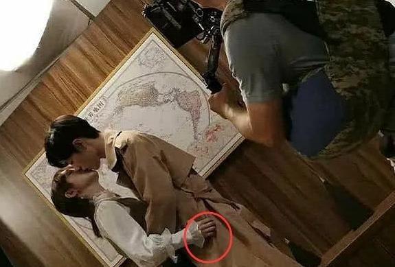 Triệu Lệ Dĩnh, Dương Tử bị ném đá vì thân mật quá trớn với bạn diễn nam-6