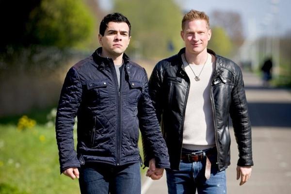 Hai chàng trai hành sự ngay giữa ban ngày trên đồng cỏ-12