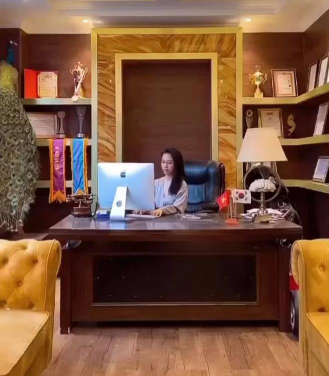 Ảnh nét căng biệt thự 2 mặt tiền như khách sạn 5 sao của anh trai ca sĩ Bảo Thy và vợ hotgirl-13