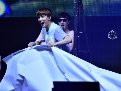 Loạt sự cố dở khóc dở cười trên sân khấu của thần tượng Kpop-3