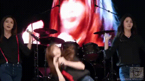 Loạt sự cố dở khóc dở cười trên sân khấu của thần tượng Kpop-4