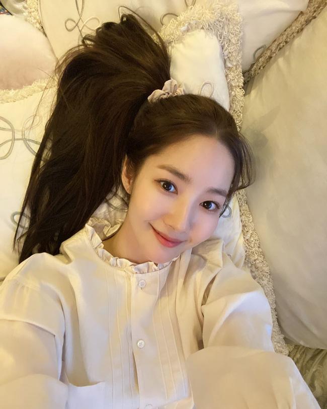 Dạo này Park Min Young rất chịu khó hồi teen với dây buộc tóc vải hot hit, nàng ngoài tuổi băm còn rén gì mà không bắt chước-2