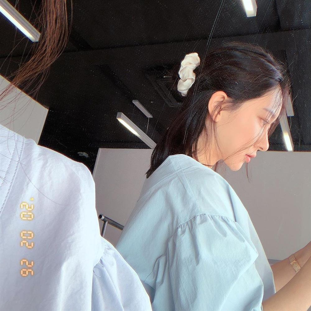 Dạo này Park Min Young rất chịu khó hồi teen với dây buộc tóc vải hot hit, nàng ngoài tuổi băm còn rén gì mà không bắt chước-3