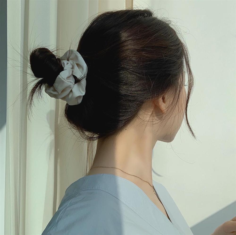 Dạo này Park Min Young rất chịu khó hồi teen với dây buộc tóc vải hot hit, nàng ngoài tuổi băm còn rén gì mà không bắt chước-4