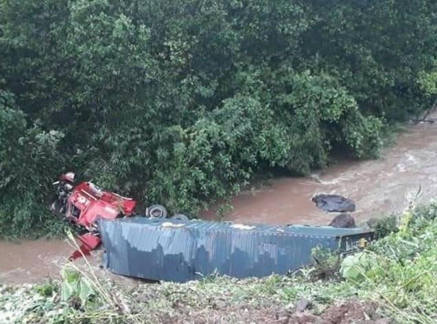 Xe container rơi xuống vực sâu gần 40 m-1