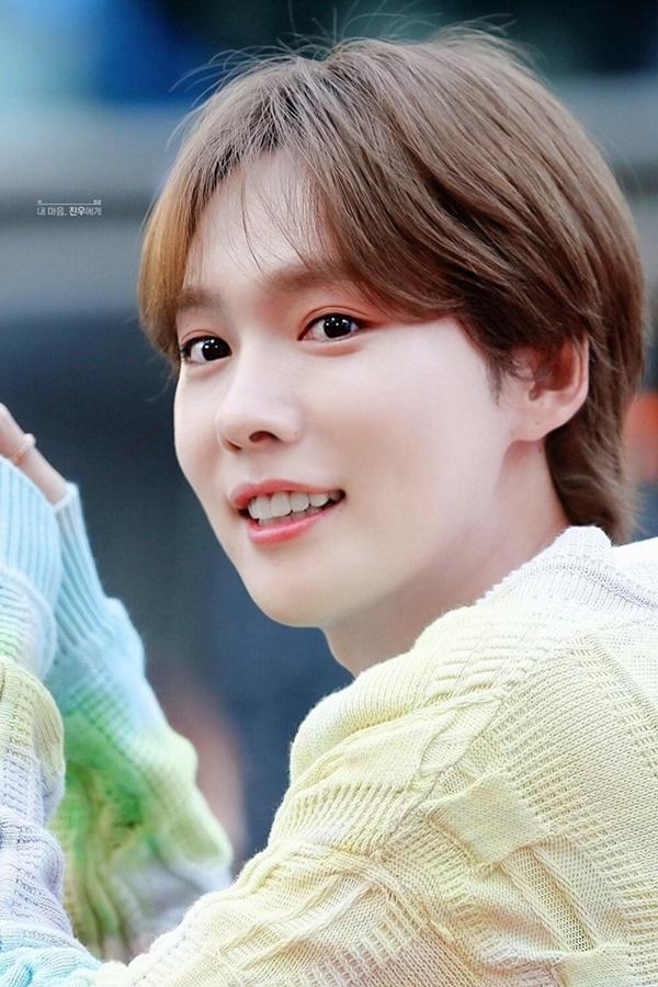 Jin Woo sinh năm 1991, là thành viên lớn tuổi nhất WINNER nhưng thường bị nhầm là em út vì nhan sắc trẻ trung. Anh chàng là cái tên quen thuộc trong các BXH ngoại hình, sở hữu làn da trắng, đường nét thanh tú đúng tiêu chuẩn 