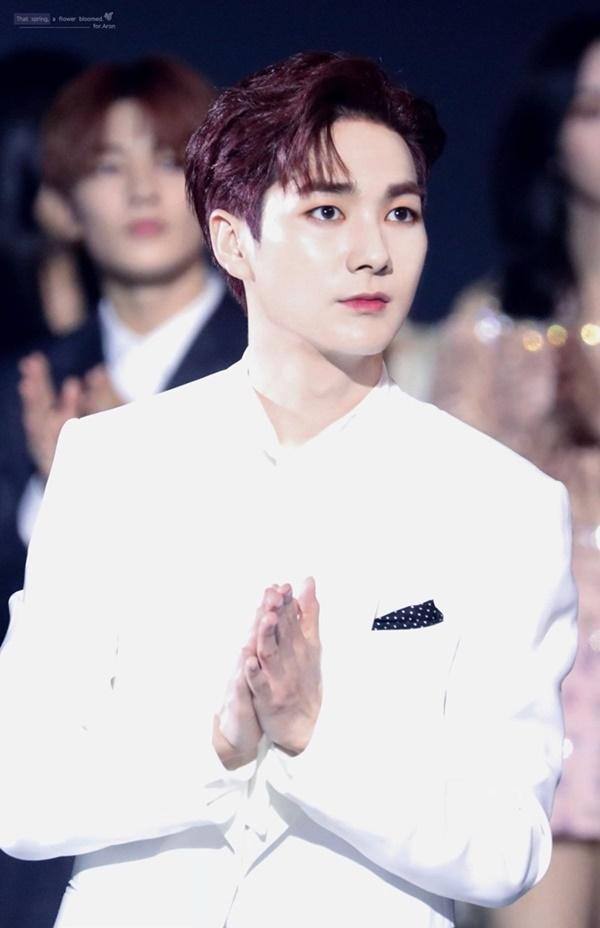 Aron sinh tháng 5/1993. Nam idol sở hữu visual nam tính, quyến rũ.