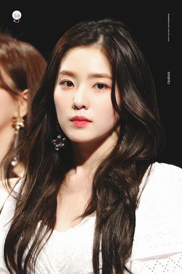 Chị cả kiêm trưởng nhóm của Red Velvet, Irene, là một trong những nữ thần sắc đẹp hàng đầu Kpop thế hệ 3. Nữ idol sinh năm 1991 có gương mặt hài hòa, đường nét xinh đẹp nổi bật và khí chất sang chảnh lạnh lùng.