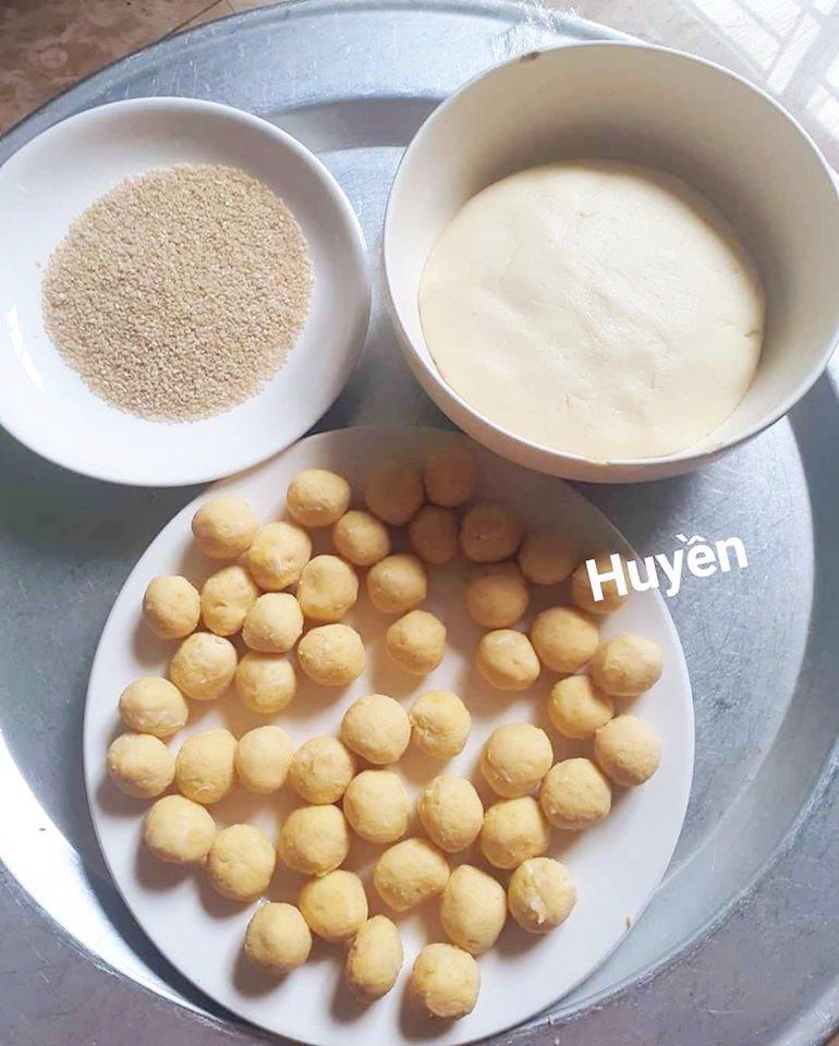 Mẹ đảm Hải Phòng mách cách làm bánh rán vừng giòn ngon, nóng hổi, hàng nghìn chị em mê-3