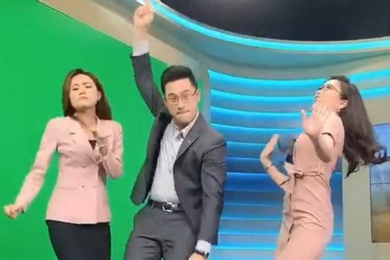 Hé lộ clip hậu trường cực độc, hội tụ toàn trai xinh gái đẹp của các BTV nhà đài
