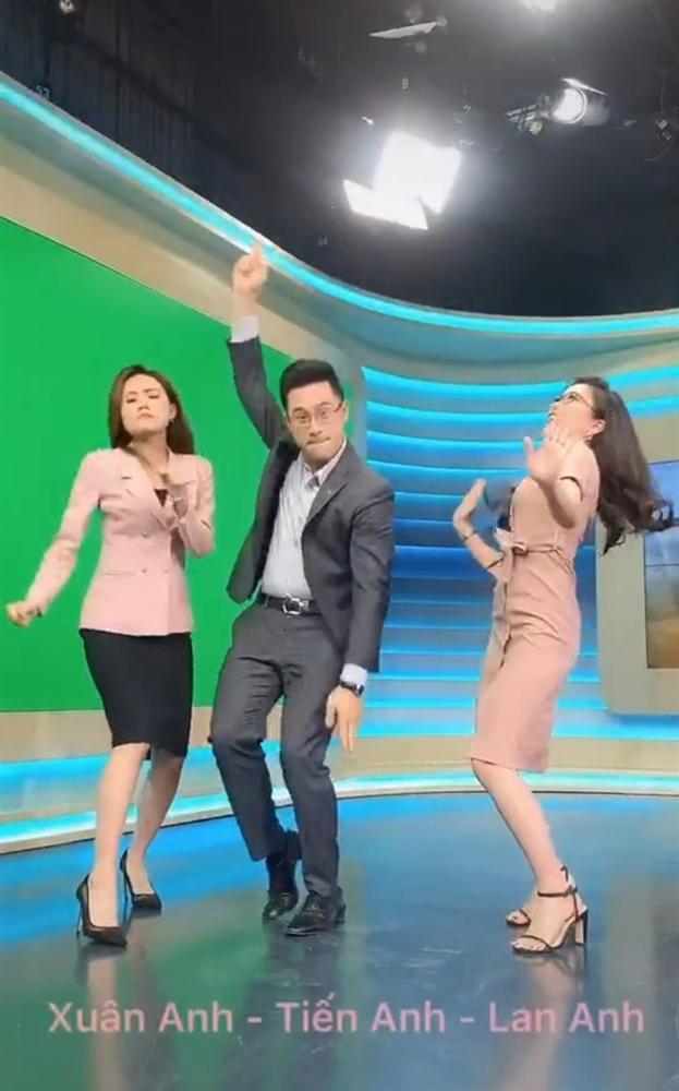 Hé lộ clip hậu trường cực độc, hội tụ toàn trai xinh gái đẹp của các BTV nhà đài-1