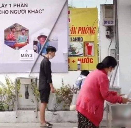 Cha đẻ ATM gạo mong gặp mặt và xin lỗi cô gái bị từ chối nhận hỗ trợ-1